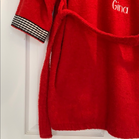 Red hooded robe. Smoke & pet free home - Picture 6 of 13